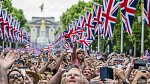 Oslavy vylákaly do ulic Londýna tisíce lidí. 