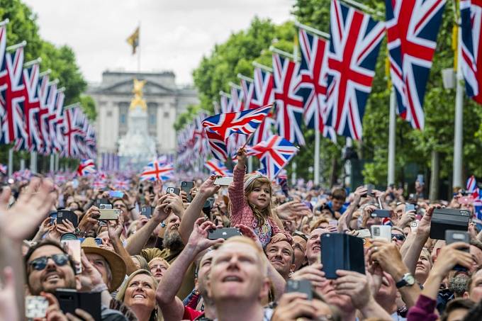 Ve Velké Británii všichni slaví královnino platinové jubileum. 