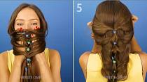 Vlasy při vázání moc nestahujte, aby se daly jednoduše přetáhnout přes hlavu a hodit dozadu na záda. A je hotovo.