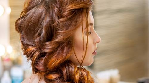 Dlouhé vlasy po čase nudí: Vyzkoušejte stylové letní účesy… | Kafe.cz