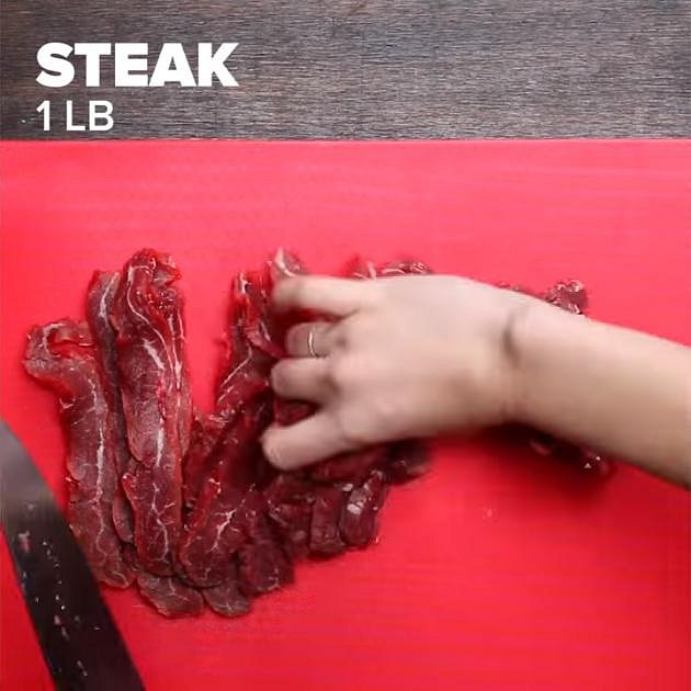 Steak si nakrájejte na slabší nudličky.