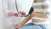 V těhotenský se mohou hodnoty krevního tlaku zvýšit.