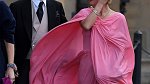 Zpěvačka Pixie Geldof s manželem Georgem Barnettem. Pixie oblékla výrazné růžové šaty se zakrytými rameny.