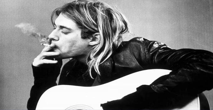 Curt Cobain - spáchal sebevraždu ve svém domě, bylo mu pouhých 27 let. Kurt se zastřelil. Zanechal dopis na rozloučenou, který věnoval svému imaginárnímu příteli, se kterým komunikoval od dětství.