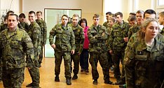 Zatímco na ostatních školách studentům skončí vyučováni a mají volno, budoucí vojáci absolvují ještě jednotlivé typy příprav.