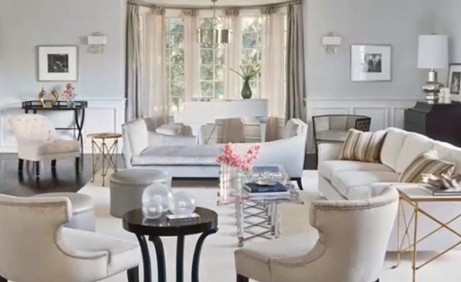 Obývacích pokojů, kde ráda tráví čas s dětmi, má J.Lo ve svém losangeleském domě několik.
