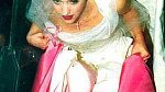 Gwen Stefani si vzala Gavina Rossdalea v šatech od Christiana Diora (vytvořil je John Galliano). Spodek šatů byl svítivě růžový a přecházel do bílé. Vypadalo to dost podivně.