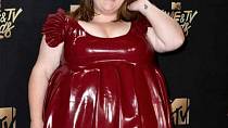 Chrissy Metz - převážně seriálová herečka odmítá dělat, co se od ní očekává. Což znamená, že se odmítá omezovat i přesto, že je obézní, o tom, že by měla zhubnout, prý nikdy nepřemýšlí.