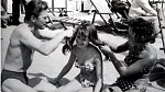 Brigitte Bardot (holčička) Kirk Douglas jí zaplétá vlasy