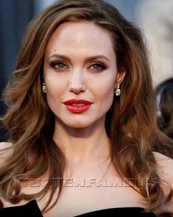 FOTOGALERIE: Angelina Jolie od narození až po současných 42 let. Plastiky ji úplně proměnily!