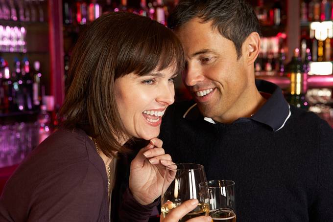 Seznámení v baru bývá rychlé, ale může přinést zklamání. Muž pod vlivem alkoholu většinou přemýšlí o něčem jiném, než o vážném vztahu.