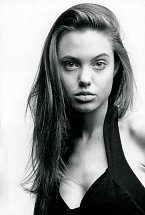 Angelina Jolie, rok 1990