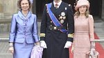 Urození hosté ze Španělska: královna Sofia v lesklém hedvábí, princ Felipe ve slavnostní uniformě a princezna Letizia v pudrovém modelu