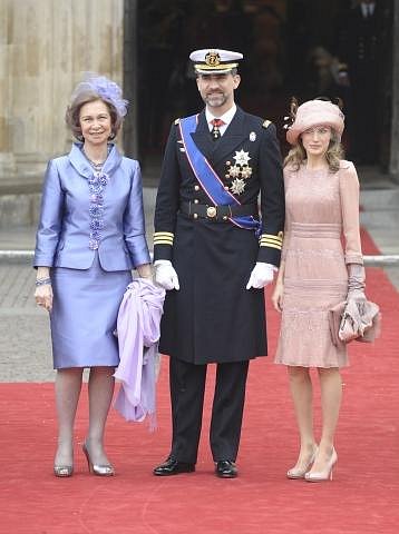 Urození hosté ze Španělska: královna Sofia v lesklém hedvábí, princ Felipe ve slavnostní uniformě a princezna Letizia v pudrovém modelu