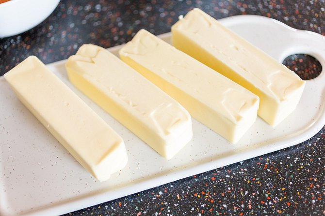 Máslo vydrží i při pokojové teplotě.
