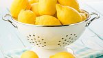 Zápach cibule, česneku a jiných potravin se jen velmi těžko odstraňuje z rukou. Vám ale bude stačit, když si ukrojíte silnější plátek citrónu a použijete jej jako mýdlo. Zápach bude po chvíli pryč.