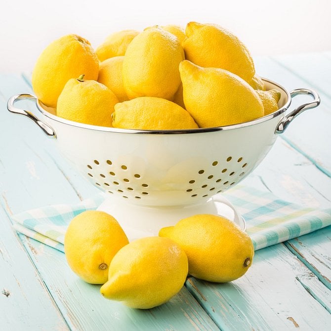 Zápach cibule, česneku a jiných potravin se jen velmi těžko odstraňuje z rukou. Vám ale bude stačit, když si ukrojíte silnější plátek citrónu a použijete jej jako mýdlo. Zápach bude po chvíli pryč.