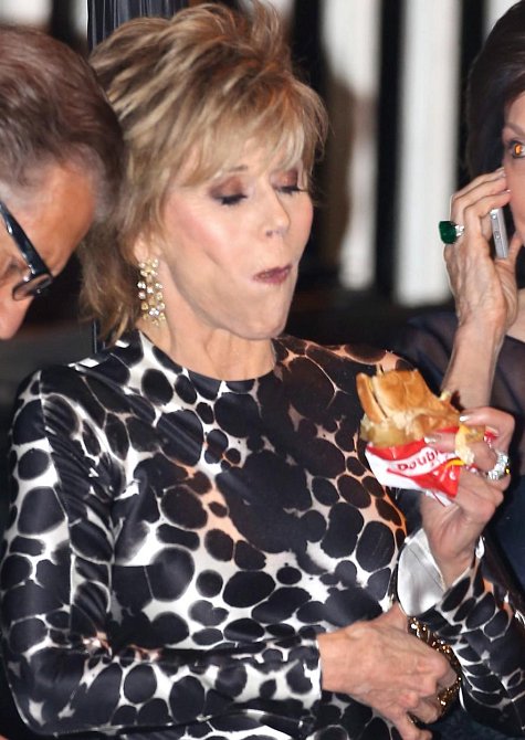 Jane Fonda je proslulá milovnice zdravého životního stylu, ale byla přistižena, jak si dopřávala na oscarové party Vanity Fair