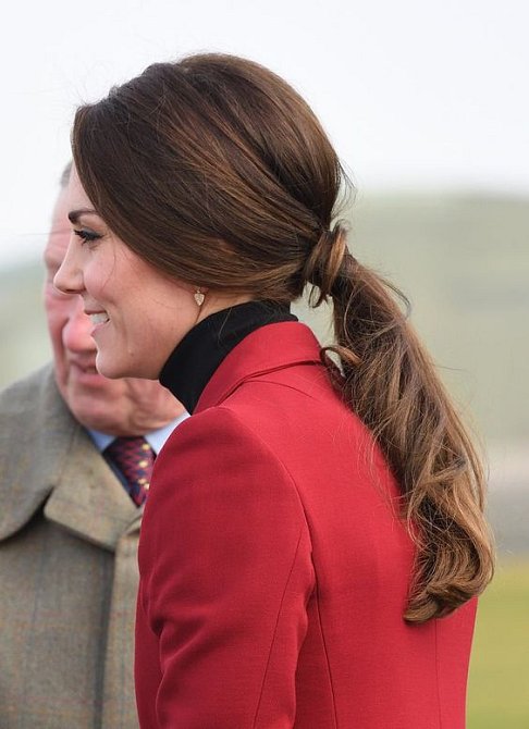 Vévodkyně Kate umí být i přes přísná pravidla protokolu pokaždé jiná.