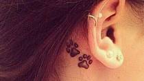 Tetování za uchem