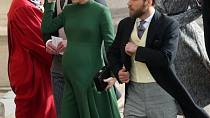 Těhotná Pippa Middleton si oblékla tmavě zelené šaty ke krku s dlouhým rukávem, ve kterých vypadala spíše usedle.