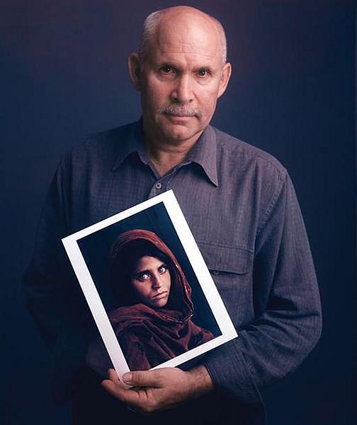 Steve McCurry se snímkem, který ho udělal nesmrtelným.