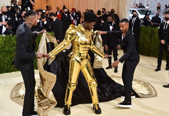 Pak rapper ukázal zlaté brnění od značky Versace.