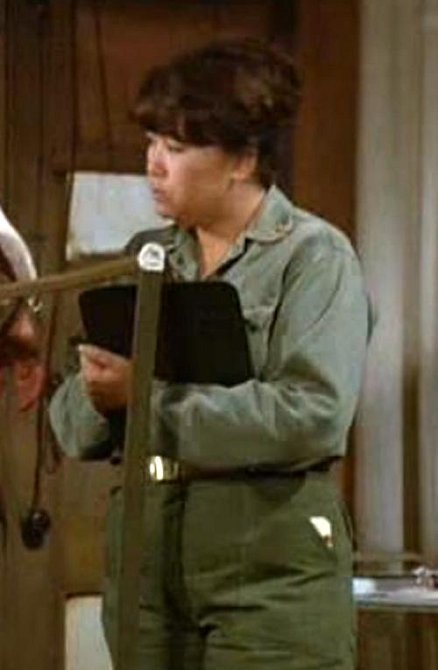 Kellye Nakahara: Rázná sestra poručík Kellye Yamato si po seriálu M.A.S.H. zahrála mnoho menších epizodních rolí v televizi a filmu.