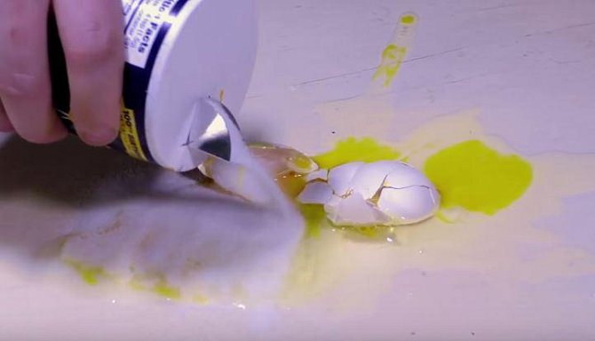 Sůl si poradí i s vajíčkem na podlaze. Stačí jej posypat dostatečným množstvím soli. 