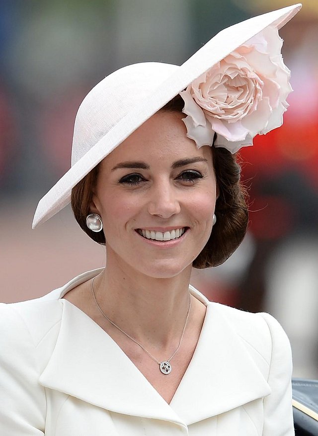 Tento krásný model si vévodkyně Kate vzala 11. 6. na oslavu královniných narozenin.