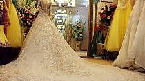 2. Zlaté svatební šaty z dílny Yumi Katsura 