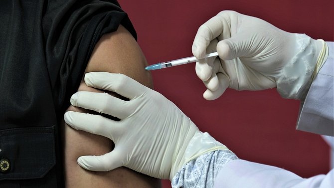 Lidé žádají odškodnění za zdravotní obtíže způsobené očkováním proti covid. 