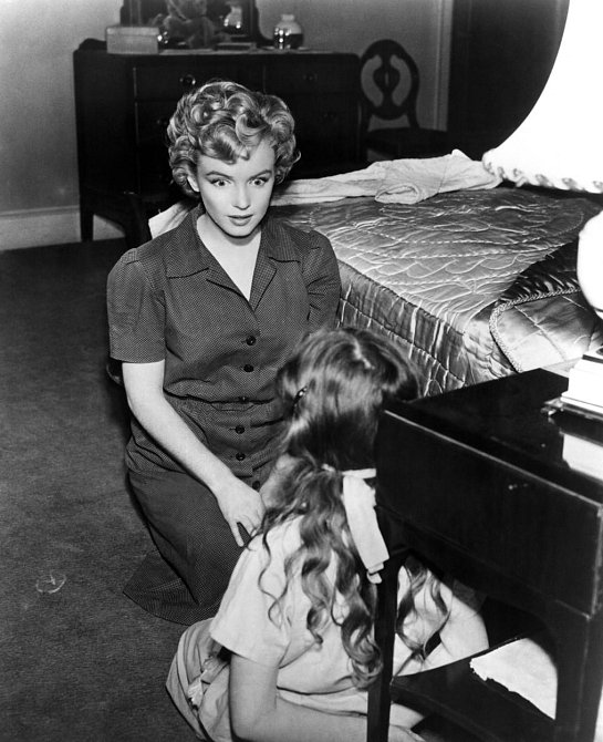 14. Marilyn zoufale chtěla být matkou. Snila o mateřství především poté, co si vzala Arthura Millera. Bohužel její pokusy vedly jen k mimoděložnímu těhotenství a potratům.