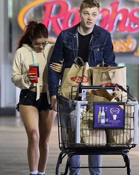 Ariel na nákupech se svým přítelem.