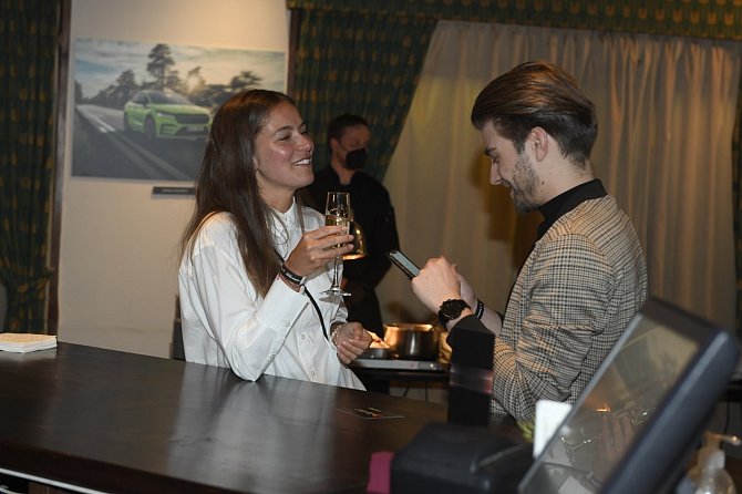 Marek Lambora a Andrea Bezděková po zahájení akce popíjeli na baru šampaňské