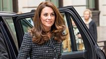 Kate Middleton si oblíbila kabátové šaty. 