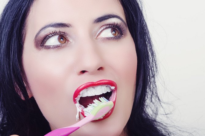 Zubní pasta se s citlivými rty moc nepřátelí.