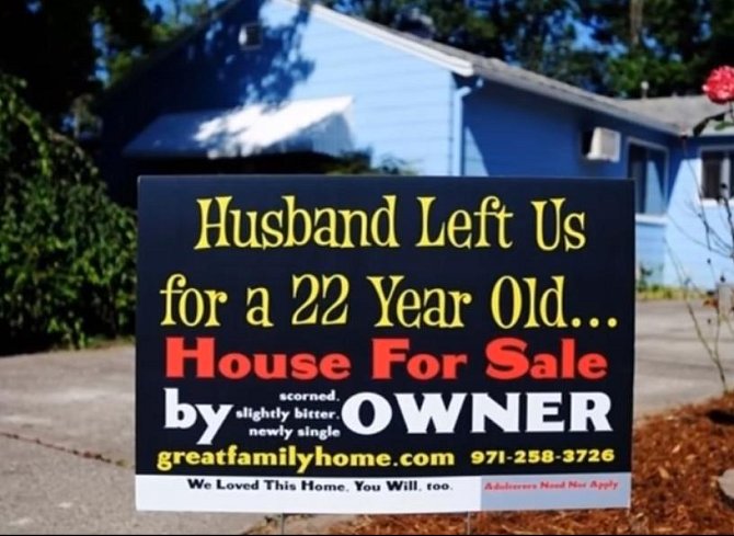 Tabule o prodeji domu s informací, že manžel podváděl.