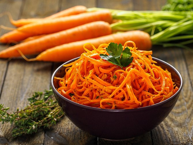 Zeleninové špagety jsou odlehčenou verzí klasických těstovin. Zkuste špagetovou dýni, mrkev, řepu, bílou ředkev, tuřín nebo cuketu.