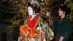 Oiran měly velmi zdobené účesy i kimona a vysoké boty.
