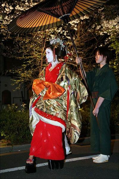 Oiran měly velmi zdobené účesy i kimona a vysoké boty.