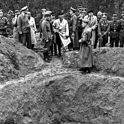 Němečtí vojáci odkrývají masový hrob v Katyni