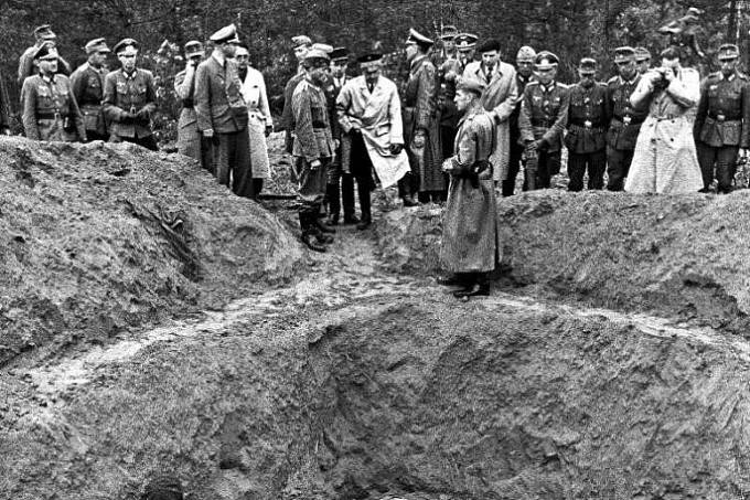 Němečtí vojáci odkrývají masový hrob v Katyni