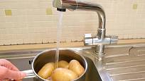 Na dvě minuty brambory schlaďte studenou vodou.