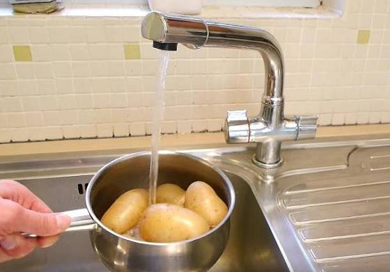 Na dvě minuty brambory schlaďte studenou vodou.