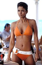 Halle Berry v roce 2002 v legendární scéně z bondovky, kde si zahrálu jednu z Bond girl.
