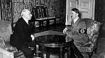 Emil Hácha s Adolfem Hitlerem na Pražském hradě. 