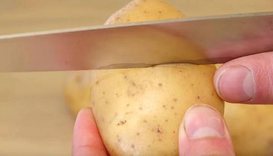 Dbejte na to, aby řez procházel středem brambory a konec se spojil ze začátkem. 