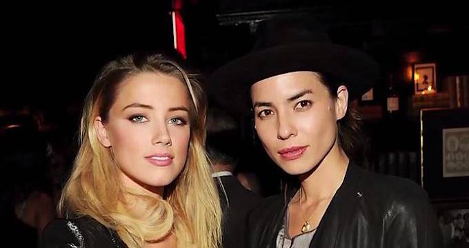 Modelka Amber Heard o sobě prohlašuje, že je bisexuální. Před sňatkem s Deppem žila s několika ženami.