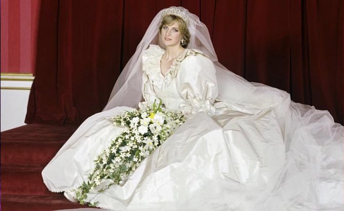 Princezna Diana byla krásná žena, ale tyto svatební šaty byly moc už i na osmdesátá léta...